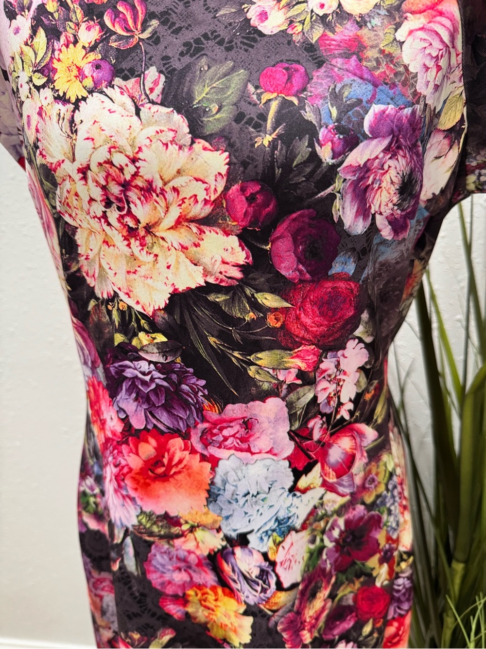 Beige by eci Floral Midi Dress in Black with Pink, Red and Cream Floral Size 8 - Picture 4 of 7